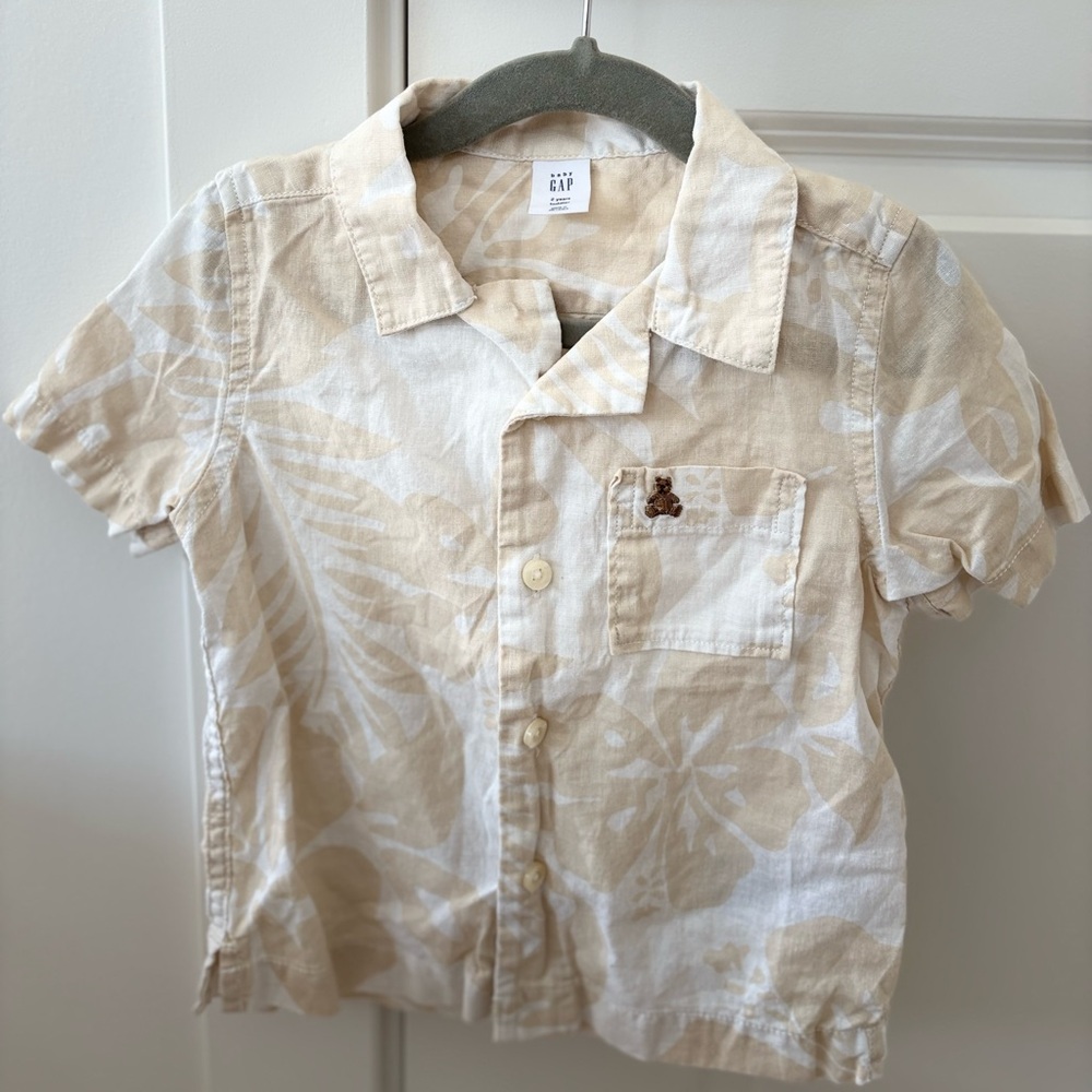 GAP Toddler Boys Cream and White Palm Patterned Button-up Shirt 2T